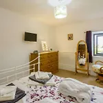 4 Bed In Keighley Oc-84040
